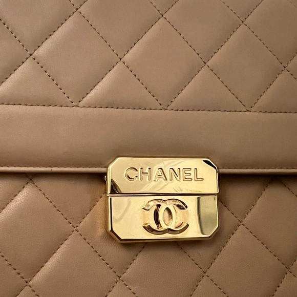 CHANEL beige flap bag with rich gold hardware. Original dust bag & box. - Picture 5 of 9
